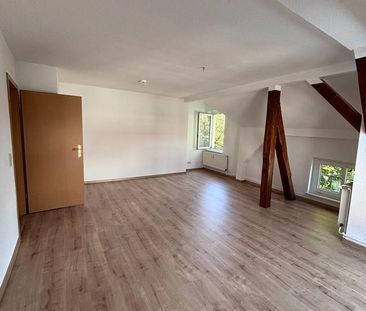 Schöne, helle 2-Zimmer-Dachgeschosswohnung mit Einbauküche - Foto 1