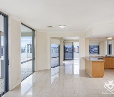 Huge Unit offering Stunning living - fabulous top level views everywhere - Photo 6