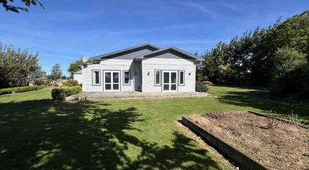 Country Home 4 Bed + Office - Photo 4