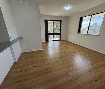 Freshly renovated 2 by 1 unit - Photo 1