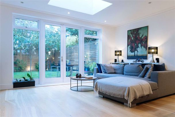 NOT SUITABLE FOR SHARERS - Beautifully finished five bedroom mews home near Clapham Common. - Photo 1