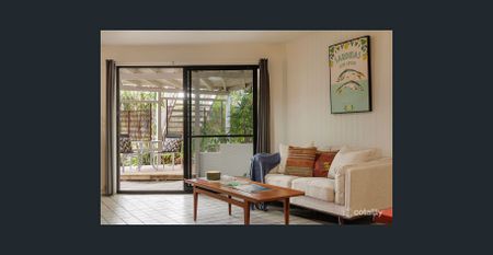 Spacious Noosa Hill Home with Views (Gardening included in rent) - Photo 4