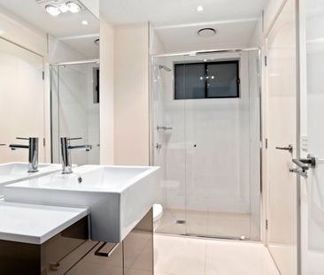 SPACIOUS TWO BEDROOM APARTMENT - freshly painted and new carpet in ... - Photo 4