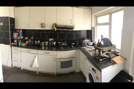 Room in a Shared House, Southend Road, E6 - Photo 3