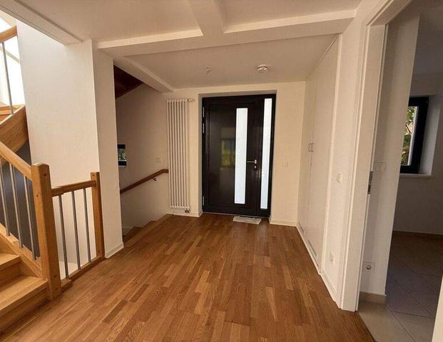 Attraktives RMH mit Terrasse, Garten und Dachstudio ***2 Balkone***EBK***GWC*** - Foto 1