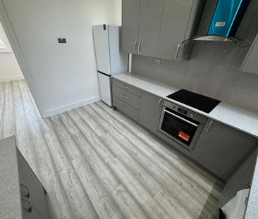 3 bedroom flat to rent - Photo 6