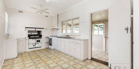 Comfortable Cream Brick Home - Convenient Location - Photo 3