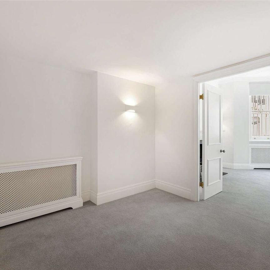 This is a charming and spacious studio flat in the heart of South Kensington. - Photo 1