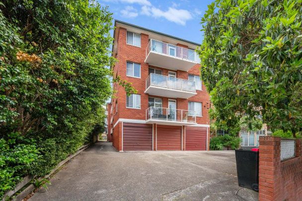 PERFECTLY POSITIONED COASTAL APARTMENT - Photo 1