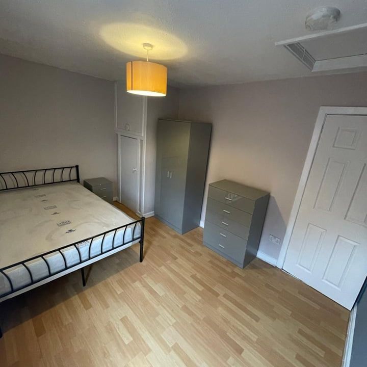 Room in a Shared House, Grasmere St, L5 - Photo 1