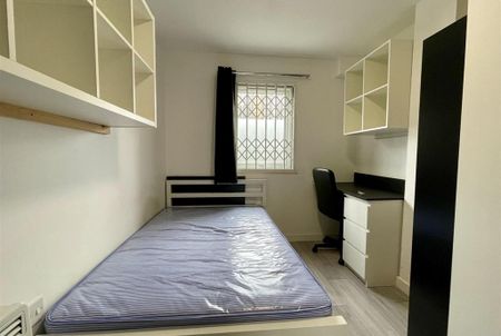 3 bedroom flat to rent - Photo 5