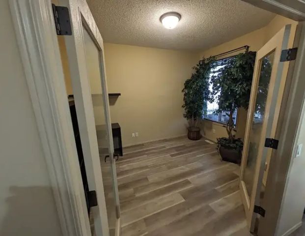 Large spacious house 3 B/R - 2.5 bath - fully finished basement | Calgary - Photo 1