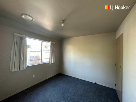 Tidy 4 bedrooom flat - Photo 5