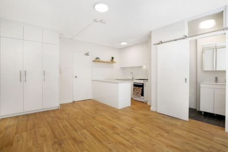 Beautifully Renovated Studio Apartment - Photo 2