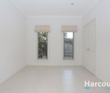 Spacious Stunning Townhouse! - Photo 3