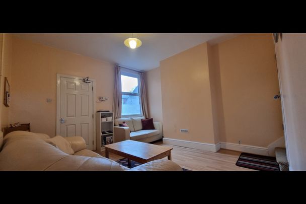 4 Bed Terraced House, City Road, NG7 - Photo 1