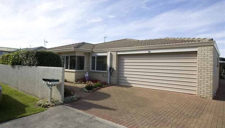 Immaculate Home Close to Town - Photo 2