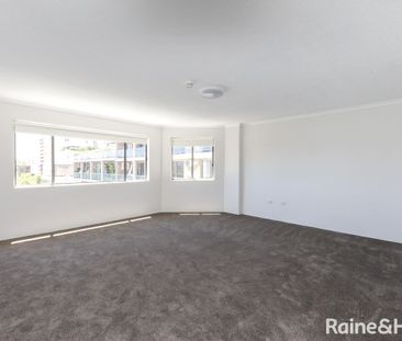 Spacious Two-Bedroom Unit in Prime Sydney Location with Harbour Views - Photo 3