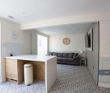 1 bedroom in a house share to rent - Photo 2