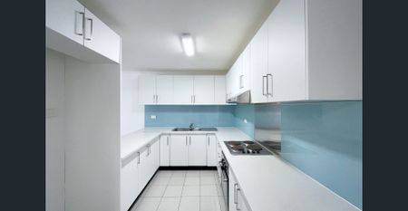 SPACIOUS TWO BEDROOM UNIT IN A PRIME LOCATION ! - Photo 2