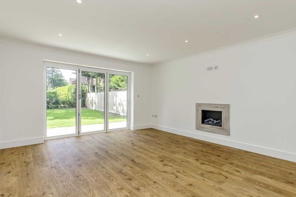 Lower Hampton Road, Lower Sunbury, TW16 - Photo 1