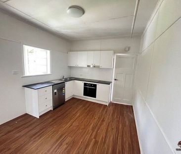 Spacious family living in an unbeatable location - Photo 4