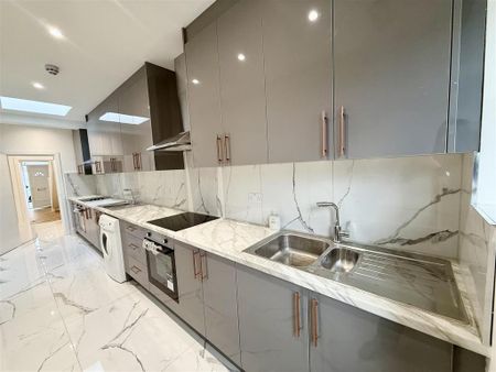 1 bedroom in a house share to rent - Photo 5