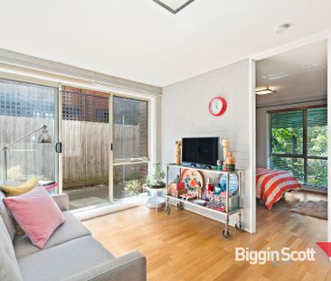 Chic Ground-Floor Retreat Opposite Barkly Gardens - Photo 3