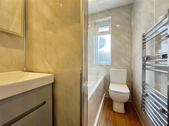 Warwick Avenue, Egham, Surrey, TW20 8LS - Photo 1