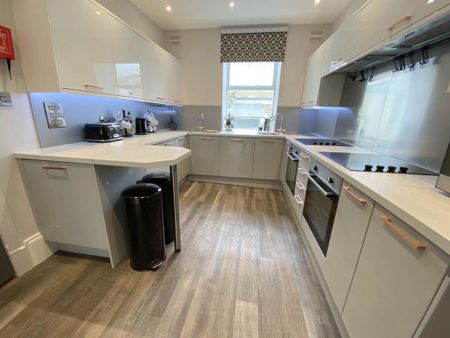 1 bedroom in a flat share to rent - Photo 3