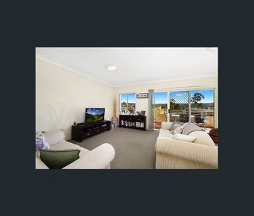 SPACIOUS APARTMENT IN BOUTIQUE BUILDING - Photo 2