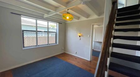 2 bedroom house (optional to rent a 2 bedroom sleepout) - Photo 2