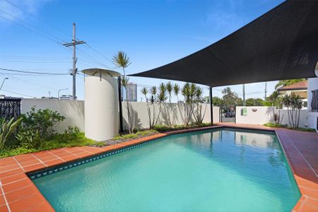 Fully Renovated Luxurious Ground-Floor Corner Apartment with Private Courtyard - Photo 2