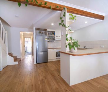 Partly Furnished Townhouse in the Heart of Buderim! - Photo 2