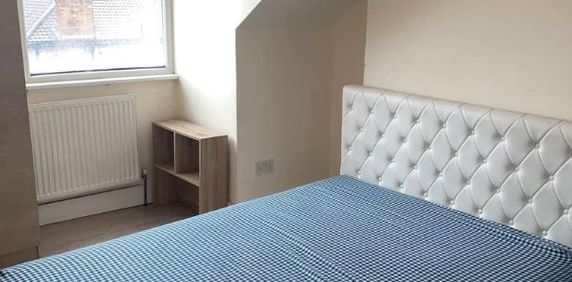 Friern Barnet Road, London, N11 - Photo 2