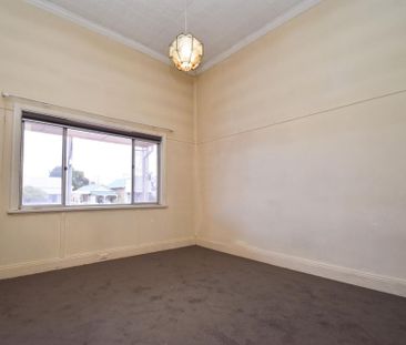 Central Location - Three Bedrooms with Brand New Carpet - Photo 2