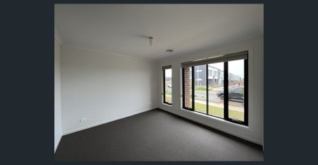 Central family home close to all amenities - Photo 5