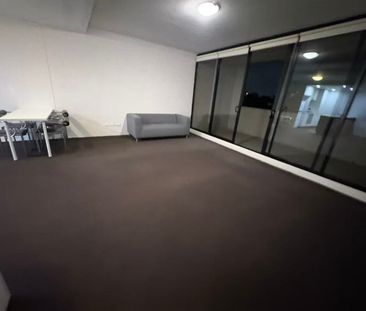 Spacious 2-Bedroom Apartment in the Heart of Zetland - Photo 6