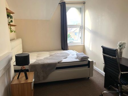 4 bedroom flat to rent - Photo 3