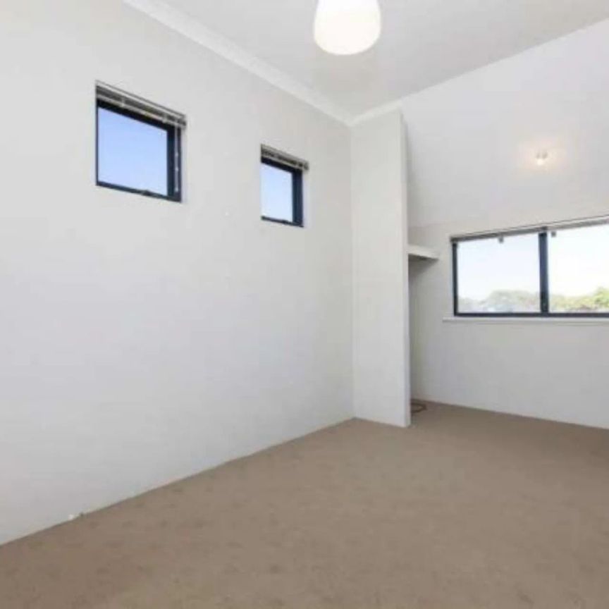 Spacious & Modern Townhouse! - Photo 1