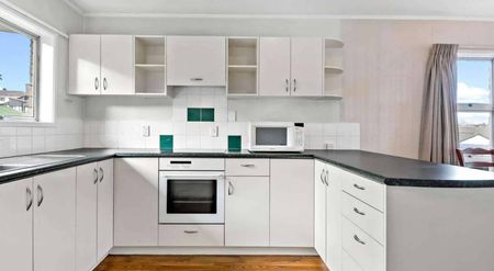 2 bedrooms + 1 bathroom - Photo 2