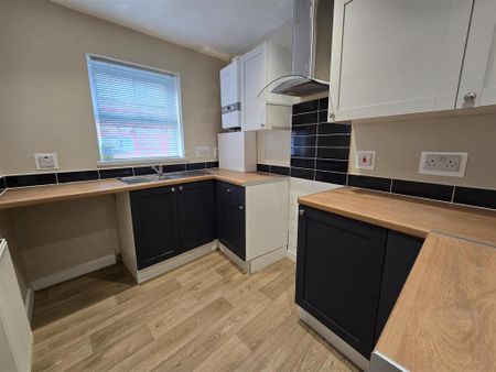 2 bedroom end of terrace house to rent - Photo 2