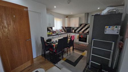 4 bedroom semi-detached house to rent - Photo 2