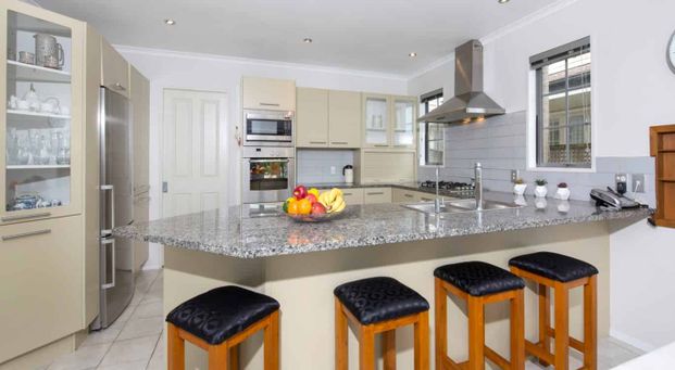 6-BEDROOM IN BOTANY COLLEGE - Photo 1