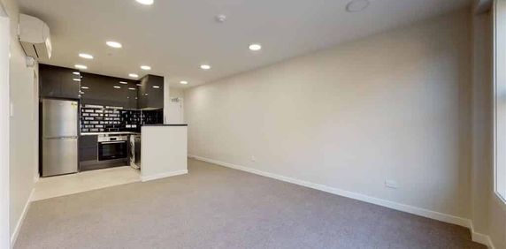 Vibrant city living! - Photo 2