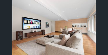 Beautifully renovated family haven with lush gardens - Photo 2