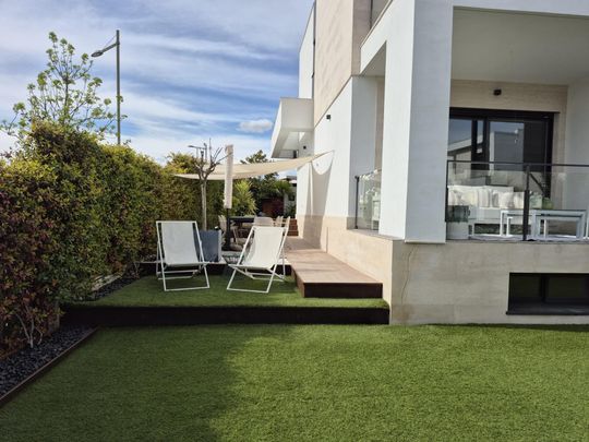 Jardín privado, diseño y luz | Chalet de esquina único en Boadilla - Photo 1