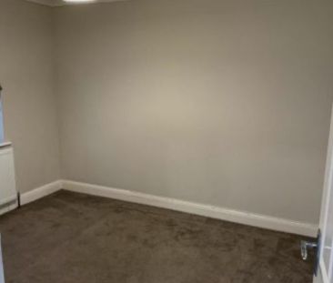 4 bedroom semi-detached house to rent - Photo 2