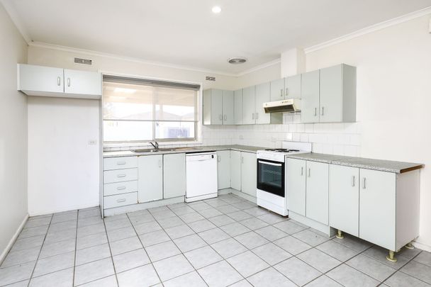 Light Three Bedroom Property - Photo 1