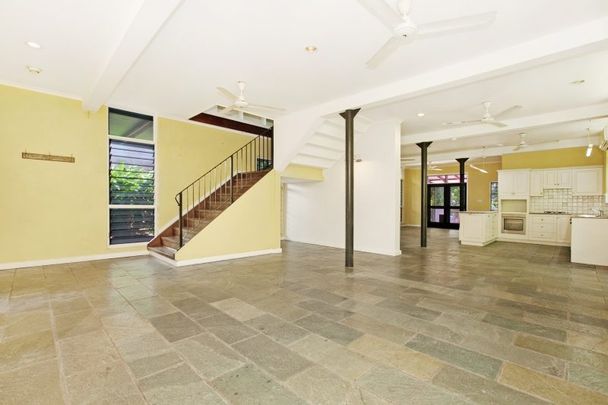 SPACE, VIEWS & STYLE - Photo 1